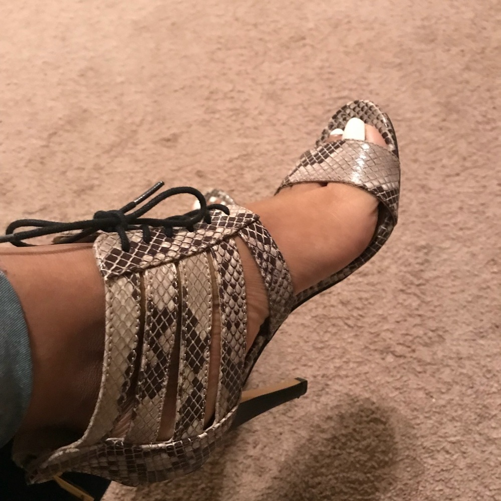 Black and Tan REPORT SIGNATURE heels